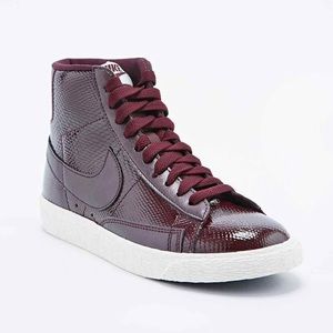 Nike women’s Blazer Mid sneakers in burgundy